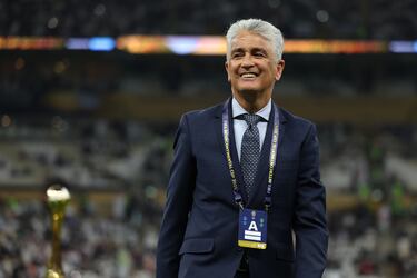 El crack brasileño, ganador del Mundial 1994 y que en España jugó para Deportivo de la Coruña y Sevilla, fue elegido en 2010 diputado del Estado de Río de Janeiro dentro del Partido Democrático Trabalhista (PDT). En 2014, su labor centrada en el deporte, la salud y la educación le valieron su reelección.