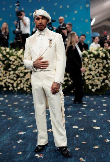 Lewis Hamilton, piloto de Fórmula 1 llegó con un traje totalmente blanco de la diseñadora inglesa Grace Wales Bonner y joyas de Briony Raymond.