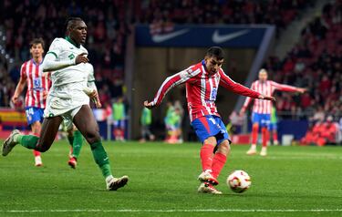 4-0. Ángel Correa avanza con el balón controlado a la frontal del área, le aguanta Juan Bernat y decide disparar con la derecha, raso cruzado, al palo derecho de Jirí Letácek para anotar el cuarto gol.