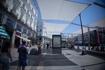 Toldos instalados por el Ayuntamiento de Madrid en la Puerta del Sol. El Ayuntamiento de Madrid defiende la instalación de toldos desmontables en la Puerta del Sol, argumentando que es un Bien de Interés Cultural (BIC) donde no se pueden plantar árboles ni instalar estructuras permanentes.
02 JULIO 2025
Eduardo Parra / Europa Press
02/07/2025