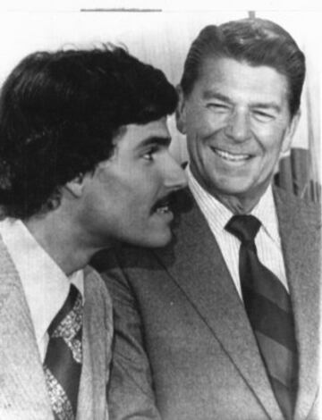 Mark Spitz con el ex presidente de los Estados Unidos Ronald Reagan.