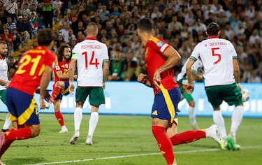 0-2. Marc Cucurella recibe el balón en el segundo palo del área de Bulgaria, controla y con la izquierda suelta un latigazo para superar a Svetoslav Vutsov.
