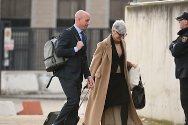 El expresidente de la Federación de Fútbol Luis Rubiales junto a su abogada, Olga Tubau, a la llegada de ambos a la Audiencia Nacional en San Fernando de Henares, Madrid.