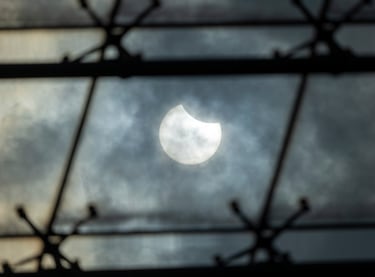 Vista del inicio del eclipse solar parcial en el cielo ligeramente nublado sobre el tejado del Estadio Olímpico de Berlín