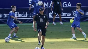 Pepe Mel tocando balón en el entrenamiento del pasado viernes.