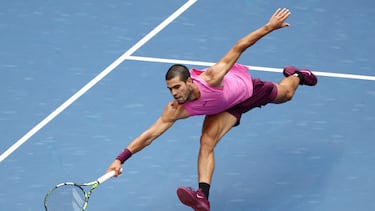 Carlos Alcaraz persigue una bola en su partido contra Novak Djokovic.