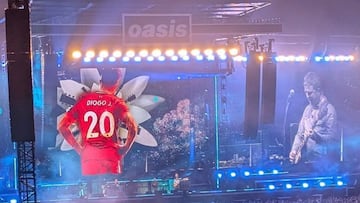 Oasis, la icónica banda inglesa, dedica "Live Forever" a Diogo Jota en su regreso a los escenarios.