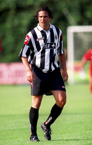 El delantero argentino llegó al Real Madrid en 1991. Tras disputar una temporada con el primer equipo, el club le baja al filial. Tras una temporada en el Real Zaragoza, regresa al Real Madrid con el '7' a la espalda que había dejado vacante Emilio Butrgaueño. En la Juventus de Turín apenas disputó una temporada, la 1999-2000.