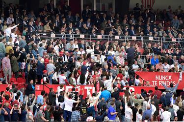 Seguidores del Sevilla se giran hacia el palco protestando contra la gestión del presidente José María del Nido Carrasco.
