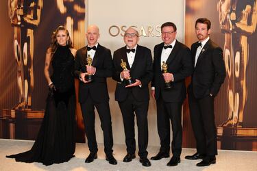 Gareth John, Richard King, Ron Bartlett y Doug Hemphill posan con los Oscars al Mejor sonido y Efectos Visuales por la cinta 'Dune: parte dos'.