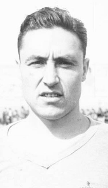 El defensa toledano tuvo un breve paso por ambos clubes. Llegó al Real Madrid para jugar la temporada 1939-40. Tan solo disputó 3 encuentros. Defendió la camiseta del Oviedo la temporada 1944-45 donde jugó 14 partidos.