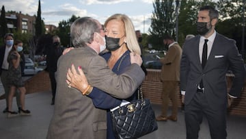 Mari Luz Durán, viuda de Lorenzo Sanz, saluda a uno de los asistentes al funeral del expresidente madridista en presencia de Fernando Sanz.