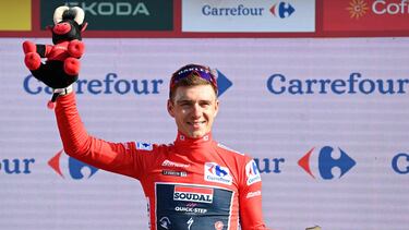 Evenepoel, vestido con el maillot rojo, en el podio de La Vuelta.