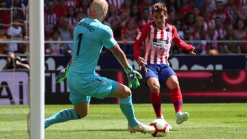 Soccer Football - La Liga Santander - Atletico Madrid vs Eibar - Wanda Metropolitano, Madrid, Spain - September 15, 2018 Eibar's Marko Dmitrovic makes a save from Atletico Madrid's Antoine Griezmann REUTERS/Sergio Perez