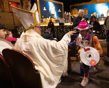 Varias personas disfrazadas antes de comenzar la celebración del Sorteo Extraordinario de la Lotería de Navidad 2024.