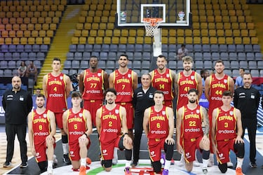 Foto de familia de la selección antes de comenzar el primer partido del Eurobasket.