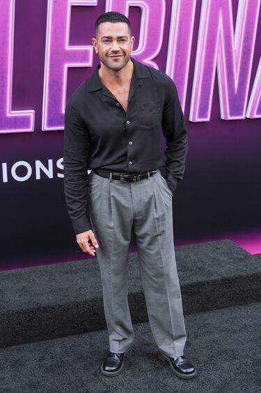 Jesse Metcalfe posa en la alfombra roja del estreno de la película "Ballerina" en Los Ángeles, California.