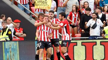 BILBAO (ESPAÑA), 29/09/2024.- El centrocampista del Athletic Jauregizar (2i) celebra tras anotar el 1-0 durante el partido de LaLiga entre el Athletic de Bilbao y el Sevilla disputado este domingo en el estadio San Mamés en Bilbao. EFE/ Miguel Toña