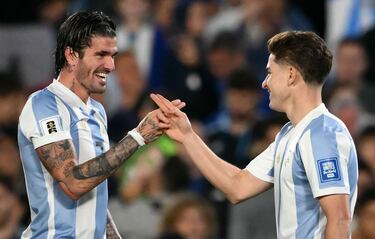 Conexión rojiblanca entre Julián Álvarez y Rodrigo De Paul durante el partido de fútbol de las eliminatorias sudamericanas de la Copa Mundial de la FIFA 2026 entre Argentina y Brasil.