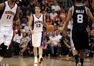 Otro base irrepetible que no ha jugado nunca unas Finales de la NBA. En su caso, ni siquiera unas de Conferencia. Sus Suns, un equipo histórico en temporada regular, con unos niveles de eficiencia ofensiva nunca vistos hasta entonces, ni siquiera llegaron a forzar un séptimo partido de semifinales de Conferencia las tres veces que llegaron hasta allí. Pero eso no quita para reconocer al canadiense como uno de los grandes jugadores sin anillo. Todo un MVP por partida doble (no hay muchos que puedan decir eso), motor y cerebro de un equipo que en cierta manera marcó el camino del baloncesto en la última década.