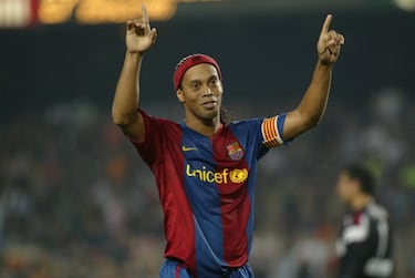 Pocos jugadores más hábiles y con más talento puro que Ronaldinho. El brasileño jugaba sonriendo y dominó como quiso el fútbol durante menos años de lo que todos antojábamos. Aún así, le dio tiempo a convertirse en un jugador que hasta los que casi no vieron recuerdan por su manera de dominar con un estilo y talento únicos que le valieron el Balón de Oro en 2005. Palmarés: Un Mundial, una Copa América, una Champions League, dos Ligas, una Supercopa, una Liga italiana, una Copa Libertadores, una Recopa Sudamericana, una Copa Confederaciones.