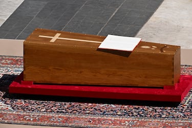 El Libro de los Evangelios reposa sobre el ataúd del Papa Francisco durante su misa funeral en la Plaza de San Pedro en el Vaticano.