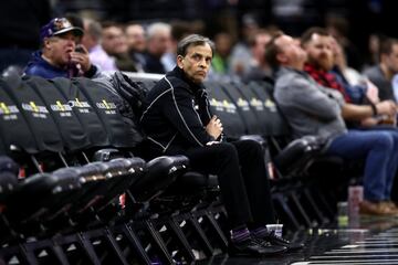 La familia Maloff fue la propietaria de los Kings entre 1999 y 2013. Después de los años de gloria del equipo de Rick Adelman, vino la decadencia y unos constantes rumores de traslado que el propio David Stern reconoció: se habló con Anaheim, con Virginia Beach y con Seattle una vez que los Sonics se convirtieron en Oklahoma City Thunder. Los Kings, al menos, consiguieron mantenerse en la ciudad a la que habían llegado en 1985 desde Kansas City. Fue clave el alcalde Kevin Johnson, el que fuera excepcional base de Phoenix Suns. Él movilizó a empresarios locales y afición para frenar un movimiento parado definitivamente con la venta de la franquicia a Vivek Ranadive, el multimillonario de origen indio que compró el equipo por 534 millones de dólares en 2013. Hoy, con la NBA disparada como producto, los Kings están valorados en más unos 2.000 millones. El traslado en 2016 a un nuevo y lujoso pabellón, el Golden 1 Center, reafirmó la continuidad en Sacramento. El problema es que Ranadive no deja de fracasar en lo deportivo, y esa situación crítica ya ha enturbiado una relación con los aficionados que empezó siendo excelente.