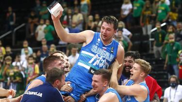 Basketball - FIBA Olympic Qualifying Tournament Final - Lithuania v Slovenia - Zalgirio Arena, Kaunas, Lithuania- July 4, 2021 Slovenia's Luka Doncic celebrates after the match with teammates and qualification for the Tokyo 2020 Olympic Games REUTERS/Ints