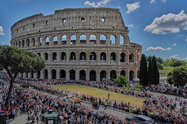 El féretro del Papa Francisco pasa por el Coliseo de Roma.