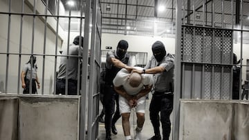 Ocho venezolanos deportados por Estados Unidos a El Salvador, han denunciado brutalidad en la megacárcel de Bukele.