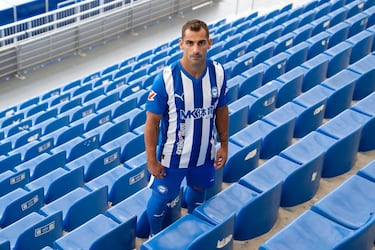 El lateral gallego regresa a LaLiga para fortalecer la defensa de Coudet. Con más de 200 partidos en Primera y experiencia en Premier League y PAOK, firma libre hasta junio de 2027 para aportar veteranía y solidez a la defensa babazorra.