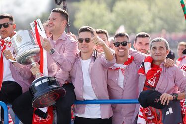 Los jugadores del Athletic celebran el título de Copa en la Gabarra.
