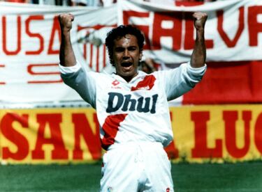 El delantero mexicano es uno de los pocos jugadores que ha jugado en los tres equipos de Madrid (Atlético, Real Madrid y Rayo). A pesar de llegar con 35 años, después de haber ganado la Bota de oro y cinco Pichichis, en Vallecas marcó 16 goles en la única temporada que jugó allí, aunque no pudo evitar el descenso a Segunda.