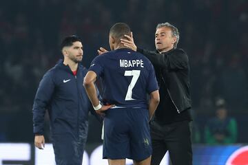 El delantero del PSG desolado tras caer eliminado por el conjunto alemán. En la imagen, Luis Enrique con Kylian.