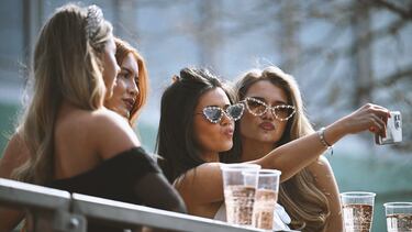 Ambiente durante el 'Ladies Day' del Grand National Festival, la carrera ecuestre más importante de las que se celebran en el Reino Unido, en el Circuito de Aintree, Liverpool.