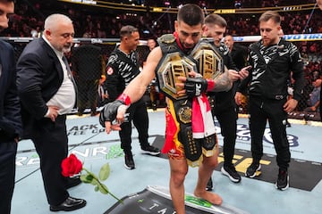 Ilia Topuria lanza rosas al octógono como es habitual en él tras ganar una pelea.