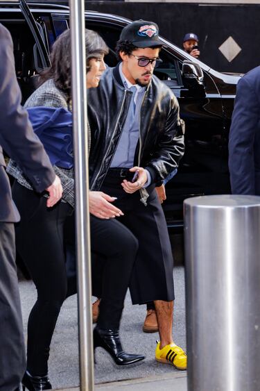 Bad Bunny, cantante, compositor, productor discográfico puertorriqueño, llegando al Madison Square Garden para presenciar el cuarto partido de la eliminatoria de Playoffs entre los Boston Celtics y los New York Knicks.