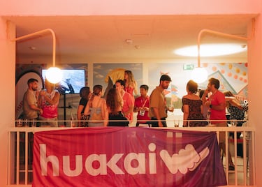 Hugo Cobo presenta ‘Huakai’, el himno de los viajeros