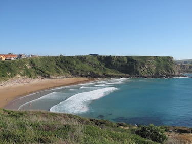 Con un paisaje natural único y unas buenas olas, la Playa de Los Locos, en Suances, es otra de las mejores de Cantabria. Se encuentra localizada entre dos acantilados y en ella se puede disfrutar de todo tipo de deportes acuáticos, entre ellos surf, bodyborard y paddle surf.