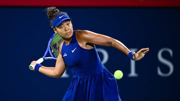 Naomi Osaka devuelve una bola a Clara Tauson durante el partido.