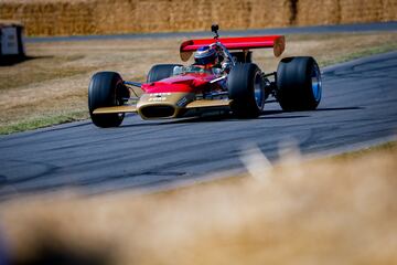 Adrian Newey, socio técnico director de Aston Martin F1, al volante del Lotus-Cosworth 49B durante el Festival de la Velocidad de Goodwood. El Lotus-Cosworth 49B es un coche de Fórmula 1 que fue introducido en el año 1968. Fue una evolución del Lotus 49 original, que debutó en 1967. 