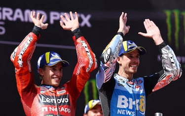  Los hermanos Márquez celebran su primer y segundo puesto en el Gran Premio de Cataluña. Junto a ellos en el podio, el piloto italiano Enea Bastianini que terminó en tercera posición.