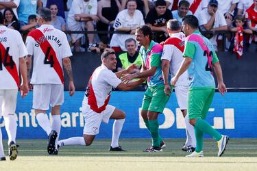 Míchel y Raúl en un momento del partido.