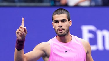 Carlos Alcaraz celebra un punto frente a Jannik Sinner durante la final del US Open 2025.