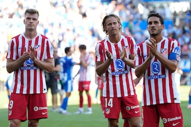 Los jugadores reconociendo el esfuerzo de los aficionados rojiblancos desplazados a Mendizorroza.