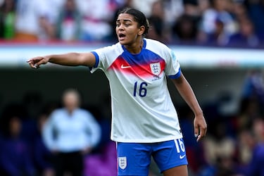 Durante la Eurocopa femenina, la jugadora recibió mensajes racistas tras un error en defensa. Optó por desconectarse de las redes sociales como forma de protesta. La Federación Inglesa aprovechó el caso para reclamar medidas más firmes contra el acoso online.