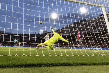 Maravillosa jugada de Lamine, que volvió loco al Benfica, envío el balón al segundo palo y el brasileño vuelve a marcar.