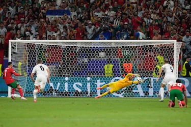 Minuto 104. El jugador de Madeira pega al balón con la pierna la derecha desde los once metros y Oblak, colosal, adivina el lanzamiento.