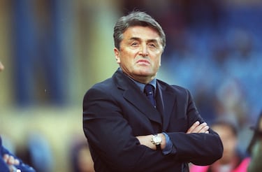 Radomir Antic. Se sentó en el banquillo del Atleti por tercera vez (tras la etapa 95-98, en la que ganó el Doblete, y los últimos meses de la 98-99) para tratar de salvar al equipo, sin éxito. Tras concretarse el descenso y para la final de Copa, cogió el equipo Zambrano.  Antic falleció en 2020 y es el único técnico que ha pasado por los banquillos de Real Madrid, Atlético y Barça.