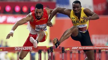El atleta jamaicano Omar Mcleod (d) obstruye al español Orlando Ortega, durante la final de los 110 metros vallas del Mundial de Atletismo IAAF Doha 2019 celebrada este miércoles en Catar.